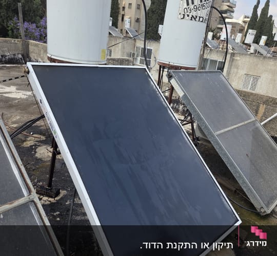 דודי שמש וקולטים על גג בניין